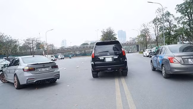 Thậm chí nhiều xe ngang nhiên đỗ ngay giữa đường.