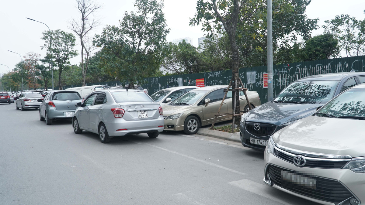 Ghi nhận của PV, phản ánh của người dân là đúng. Thực tế ghi nhận cho thấy có rất nhiều xe đỗ trên vỉa hè, lòng đường.