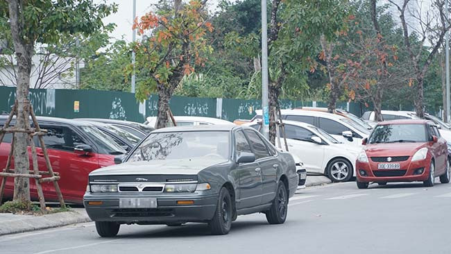 Một tài xế taxi thường xuyên đỗ xe ở khu vực này cho biết, rất nhiều người ra khu vực này để đỗ xe bởi vì nơi đây không bị mất phí gửi xe.