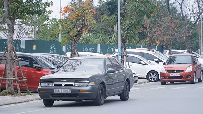 Một tài xế taxi thường xuyên đỗ xe ở khu vực này cho biết, rất nhiều người ra khu vực này để đỗ xe bởi vì nơi đây không bị mất phí gửi xe.