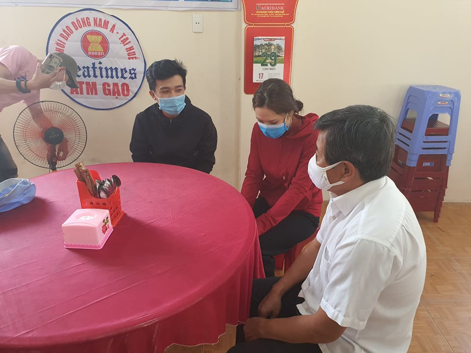 Có mặt tại quán cơm 5.000 đồng ở Huế, trước khi bắt tay vào công việc, ông Đoàn Ngọc Hải dành đôi phút để trò chuyện, động viên những người nghèo và sinh viên đến ăn cơm. Ngoài ra, ông cũng dành tặng cho mỗi người nghèo, sinh viên đến ăn cơm 2 lon sữa đặc.