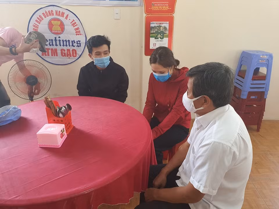 Có mặt tại quán cơm 5.000 đồng ở Huế, trước khi bắt tay vào công việc, ông Đoàn Ngọc Hải dành đôi phút để trò chuyện, động viên những người nghèo và sinh viên đến ăn cơm. Ngoài ra, ông cũng dành tặng cho mỗi người nghèo, sinh viên đến ăn cơm 2 lon sữa đặc.