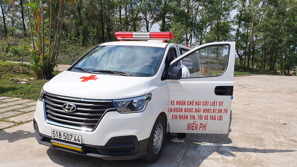 Đúng 11h45, sau khi hoàn thành công việc phục vụ bàn tại quán cơm 5.000 đồng và ăn trưa tại quán này ông Đoàn Ngọc Hải lên chiếc xe cấp cứu BKS: 51B50744 của mình rời Huế để hướng ra Bắc tiếp tục mang sữa đến với người nghèo.