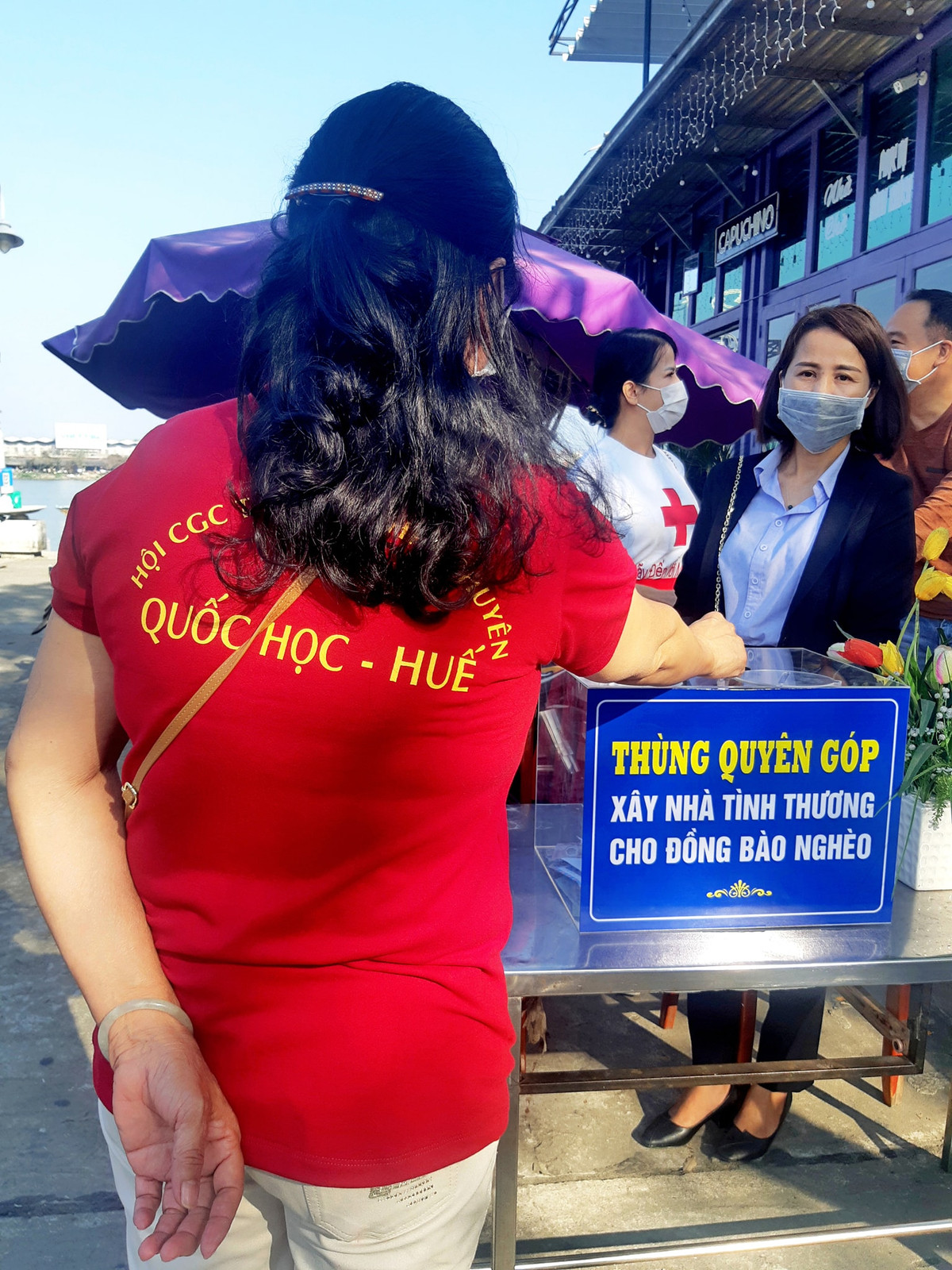 Ông Hải cho biết thêm, số tiền sau đó sẽ được kiểm đếm, công khai trên Facebook trước khi một nửa số tiền được chuyển thẳng ra cho Uỷ ban Mặt trân Tổ quốc Việt Nam huyện Mèo Vạc và một nửa để lại Huế để 2 huyện triển khai xây dựng nhà tình thương với số tiền 60 triệu đồng/căn cho bà con nghèo H'Mông, Pa Kô... Đích thân ông sẽ giám sát việc xây nhà và công khai trên Facebook.