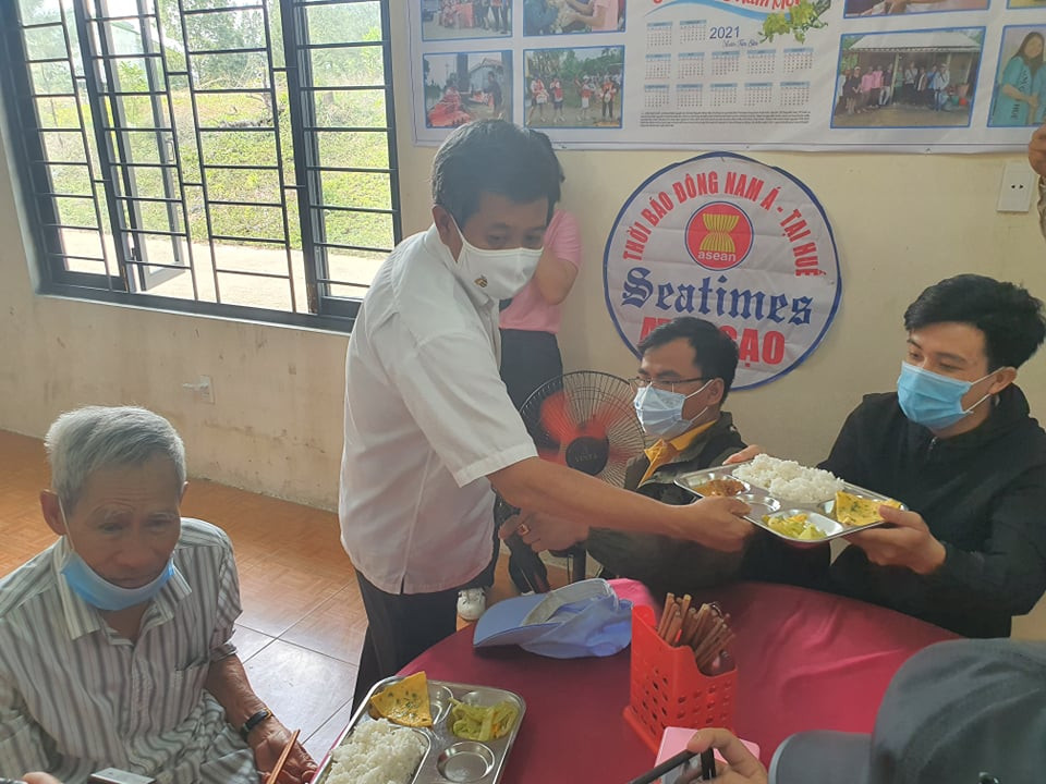 Một du học sinh người Lào đến quán cơm 5.000 để ăn trưa chia sẻ: "Đây là lần đầu tiên em đến quán cơm 5.000 để ăn trưa và được một người đặc biệt như ông Đoàn Ngọc Hải phục vụ, em rất hạnh phúc và cảm ơn ông".