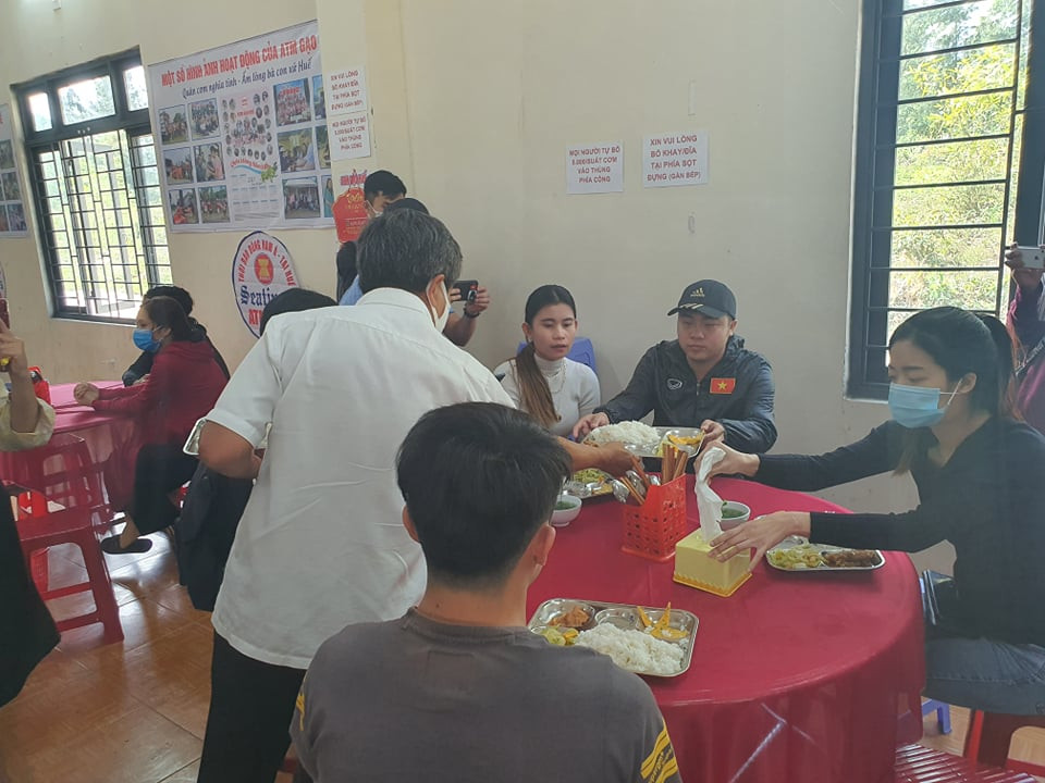 Toàn bộ số tiền này sẽ được kiểm đếm, lập biên bản với sự chứng kiến của ông và 3 người khác trước khi được chia đôi cho người nghèo 2 huyện A Lưới (Thừa Thiên - Huế) và Mèo Vạc (Hà Giang).