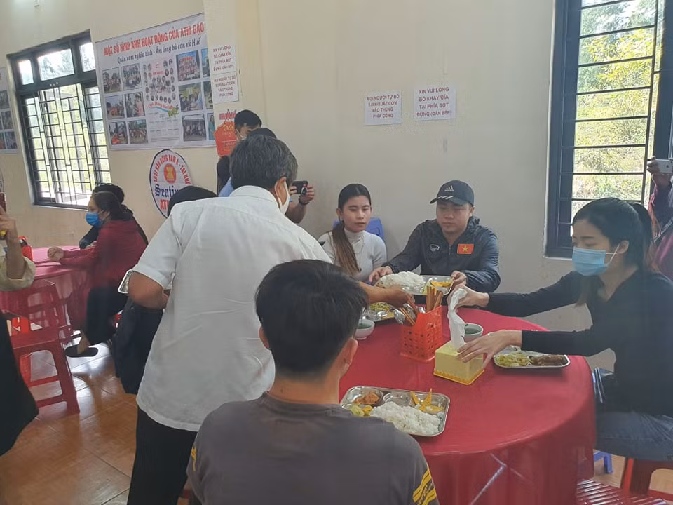 Toàn bộ số tiền này sẽ được kiểm đếm, lập biên bản với sự chứng kiến của ông và 3 người khác trước khi được chia đôi cho người nghèo 2 huyện A Lưới (Thừa Thiên - Huế) và Mèo Vạc (Hà Giang).