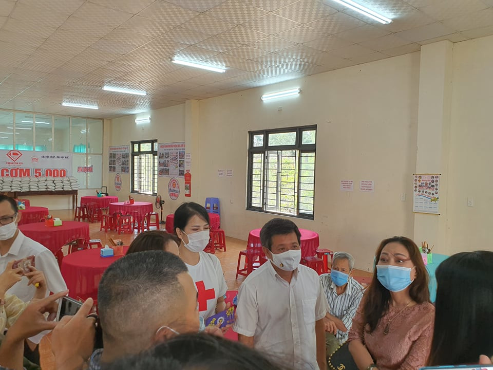 Ông Hải cho biết: "Thời tiết ở Huế mấy ngày này khá khắc nghiệt và 2 hôm nay tôi phải uống 2 viên Panadol rồi. Tuy nhiên, sau khi nhận được tin nhắn, tôi quyết định đến quán cơm 5.000 đồng làm phục vụ bàn, lấy khoản thù lao 60 triệu đồng góp tiền xây nhà cho người nghèo ở Mèo Vạc rồi mới rời Huế". 