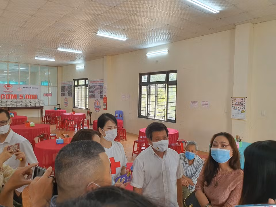 Ông Hải cho biết: "Thời tiết ở Huế mấy ngày này khá khắc nghiệt và 2 hôm nay tôi phải uống 2 viên Panadol rồi. Tuy nhiên, sau khi nhận được tin nhắn, tôi quyết định đến quán cơm 5.000 đồng làm phục vụ bàn, lấy khoản thù lao 60 triệu đồng góp tiền xây nhà cho người nghèo ở Mèo Vạc rồi mới rời Huế". 