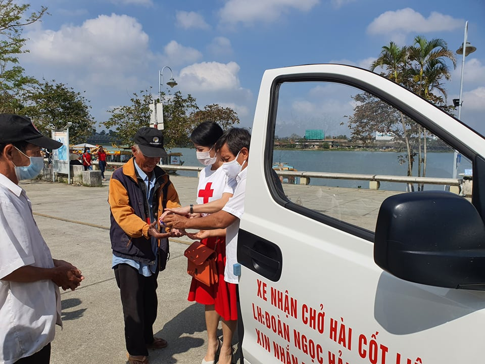 Ông Đoàn Ngọc Hải cho biết, vào tối 22/2 ông nhận được tin nhắn của chị Lan Anh người đồng sáng lập quán cơm 5.000 đồng ở địa chỉ nói trên và ông đồng ý.