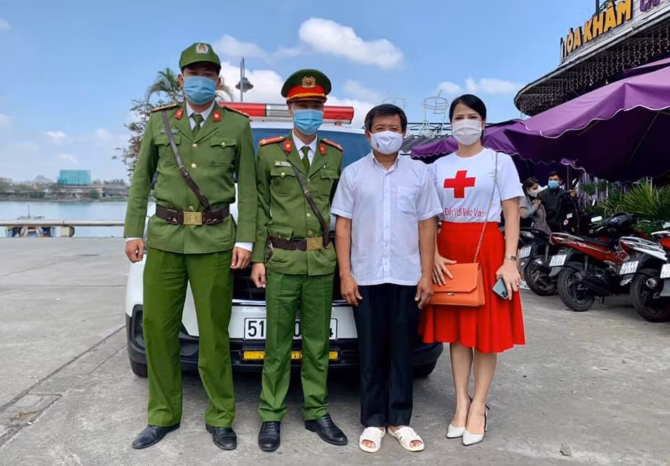 Ông Hải vui mừng chia sẻ, khi nhận được tin nhắn của chủ quán cơm ông rất vui cả đêm qua (22/2) ông hồi hộp, vui mừng nên không ngủ được. Ông cũng cho biết, đây là lần đầu tiên trong đời ông làm phục vụ bàn. Số tiền 60 triệu đồng này ông sẽ không giữ mà giao cho chị Thùy Dương (một người đồng hành trong chuyến thiện nguyện ở Huế) chuyển thẳng ra Mèo Vạc, tỉnh Hà Giang để xây nhà cho người nghèo. 