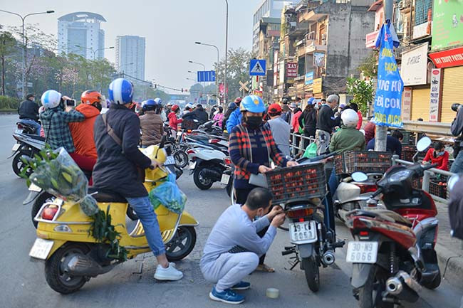 "Người mua ít thì một túi 5kg, nhiều là một sọt hơn 20kg. Mình đang bán cà chua 20.000 đồng/5kg, mua sọt là 80.000 đồng. Su hào 10.000 đồng/4 củ, súp lơ xanh 5.000 đồng/cái, cà rốt 30.000 đồng/túi 5kg" - Chị Thủy tâm sự.