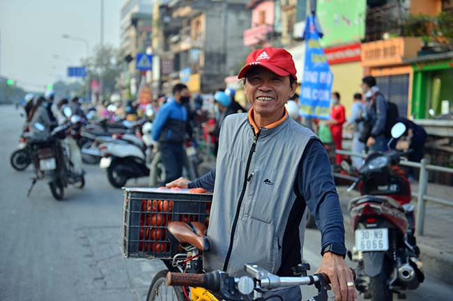 Nhiều người khi mua được tươi cười vì một phần nào đó giúp người dân Hải Dương đỡ ế nông sản.