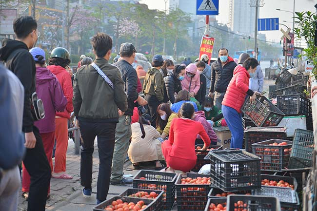 Chị Thủy cho hay: "Tất cả nông sản ở đây bà con Hải Dương tin tưởng chúng tôi, giao cho chúng tôi bán. Sau khi bán được, hợp tác xã và các đầu cầu thiện nguyện chia tiền trả theo số lượng nông sản người dân gửi. Phải nói, khi thấy chúng tôi bán được hàng, người dân Hà Nội mua ủng hộ, bà con dưới đó mừng lắm". 