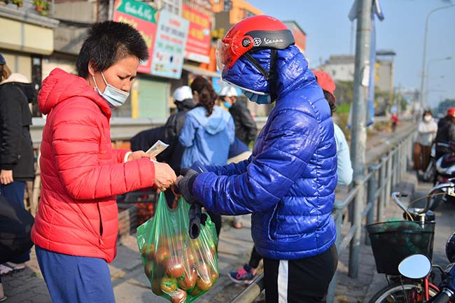 "Trong sáng nay (21/2) có 3 tấn cà rốt và 7 tấn cà chua, chúng tôi bán hết trong vòng hơn 3 tiếng. Chị Thủy cho biết, sẽ tiếp tục có nông sản đưa về và sẽ bán cho đến khi nào bà con ở dưới vùng dịch nói "chúng tôi đã tạm ổn" mới dừng lại" - Chị Thủy nói.