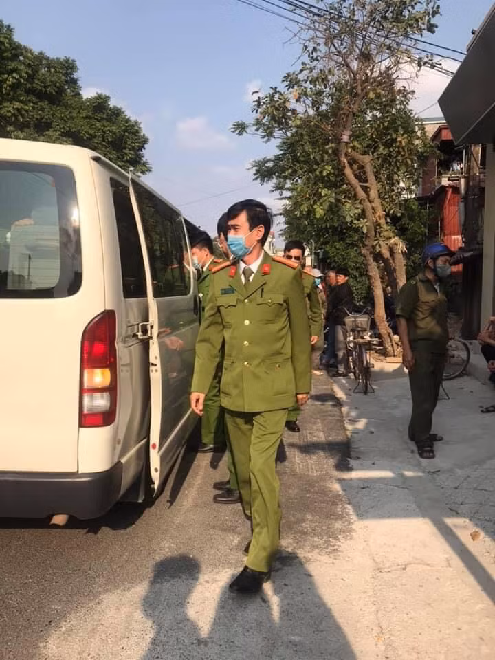 Đến trưa 24/2 khi biết gia đình đi tìm V. lo sợ bị người lớn phát hiện nên Hùng và V. thống nhất cùng tự tử. Sau đó, Hùng dùng tay bóp cổ V. đến chết và nhảy xuống ao cạnh nhà tự tử nhưng không thành nên đi ra cầu Thái Hà tiếp tục tự tử thì bị bắt giữ.