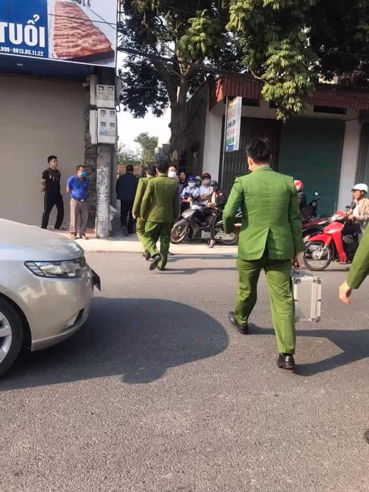 Trước đó, trưa 24/3, khu vực thôn 1 Mai Xá, thị trấn Vĩnh Trụ, huyện Lý Nhân có một nữ sinh lớp 10 tử vong bất thường.