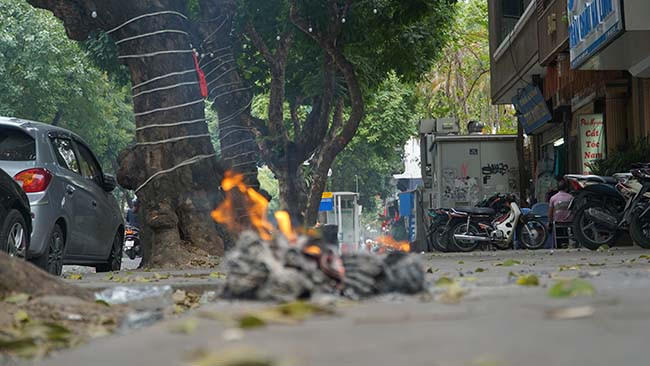 Theo ghi nhận, trong lễ cúng rằm Tháng Giêng năm nay người dân chỉ đốt vàng mã ở mức vừa phải chứ không tràn lan và nhiều như những năm trước. 