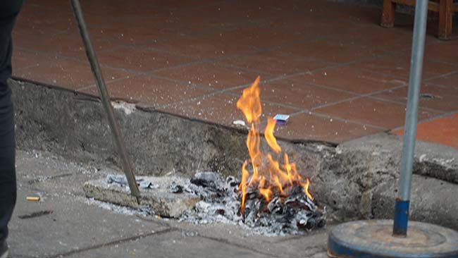 Rằm tháng Giêng, rằm tháng Bảy, tết Nguyên đán... là những ngày người dân đốt vàng mã nhiều trong năm.