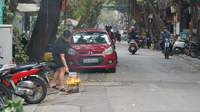 Không chỉ là chậu mà chiếc nồi cũng được tận dụng để đốt vàng mã.