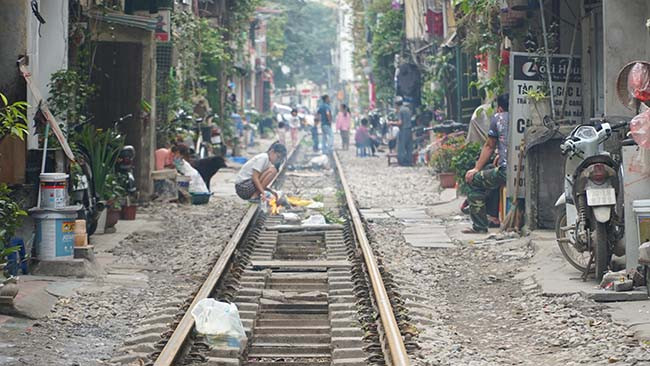 Một số người dân còn đốt vàng mã ngay tại đường tàu.