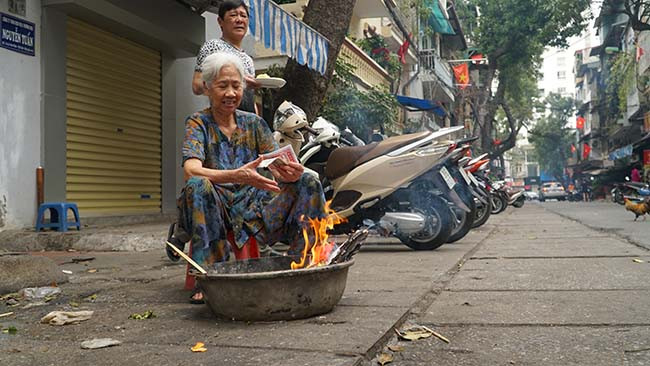 Những chậu đốt vàng mã dễ dàng bắt gặp trên khắp các con phố. 
