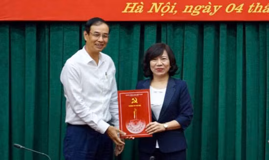 Bà Lê Thị Thu Hằng, sinh ngày 17/10/1969, quê quán tại Hoa Lư, Ninh Bình. Trình độ: Thạc sĩ Tài chính Ngân hàng; Cử nhân Kinh tế; Cử nhân ngoại ngữ. Trình độ Lý luận Chính trị cao cấp.