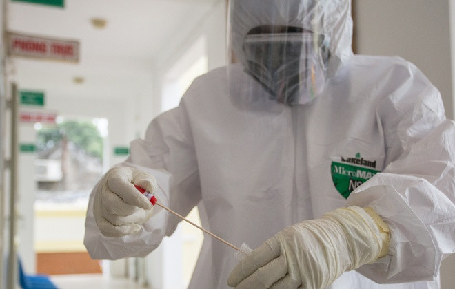 Lay mau xet nghiem Covid-19 voi nguoi tu vong o Tam Dao