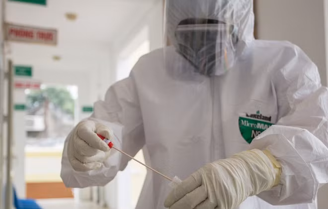 Lay mau xet nghiem Covid-19 voi nguoi tu vong o Tam Dao