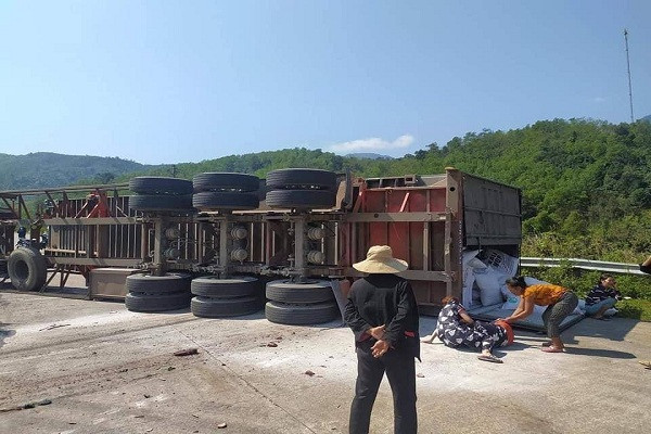  Xe đầu kéo lật đè chết 2 thanh niên: Khoảng 10h30 ngày 23/2, xe đầu kéo do Nguyễn Đăng Giang (SN 1982, trú tại tỉnh Thái Bình) điều khiển trên quốc lộ 12A hướng từ Cửa khẩu Quốc tế Cha Lo về Bãi Dinh. Khi đến xã Dân Hóa, huyện Minh Hóa, Quảng Bình xe đầu kéo bị lật, đè lên xe máy khiến 2 thanh niên là Đinh Xuân Hưng (SN 1992) và Hồ Quán (SN 1995), cùng trú tại xã Dân Hóa tử vong tại chỗ. 