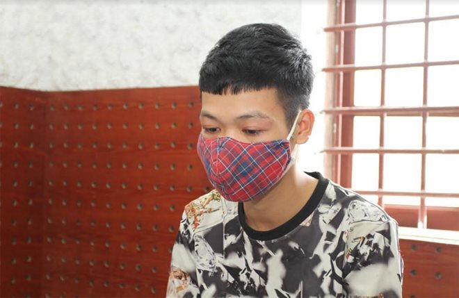  Say rượu, đâm cả người dân lẫn công an: Lương Xuân Cương, SN 1999, trú xã Xuân Lai, huyện Yên Bình, tỉnh Yên Bái sau khi đâm một người dân bị thương, dù Trưởng Công an xã đến thuyết phục, nam thanh niên vẫn hung hãn dùng hung khí đâm gây thương tích cho trung tá bộ công an. Hôm nay, Công an huyện Yên Bình đã ra quyết định khởi tố bị can, bắt tạm giam đối với Cương về tội “Cố ý gây thương tích”.