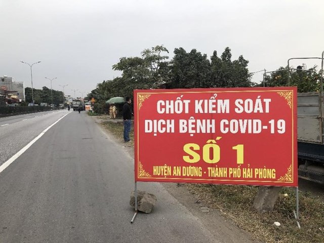  Phạt 10 triệu đồng nữ giáo viên khai báo y tế không trung thực: Hôm nay, nữ giáo viên H.T.T. về ăn Tết ở Hải Dương nhưng khai báo về Hà Nội đã bị UBND quận Lê Chân, TP Hải Phòng xử phạt 10 triệu đồng về hành vi khai báo y tế không trung thực. Thực tế, nữ giáo viên này từ chiều 9/2 đã về quê ở xã Tân An, huyện Thanh Hà, tỉnh Hải Dương và ở đây đến ngày 15/2 mới về lại Hải Phòng.