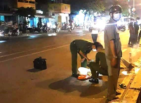  Người đàn ông bị cướp tông chấn thương sọ não: Tối 19/2, nam thanh niên (chưa rõ lai lịch) chạy xe máy chở theo Bùi Minh Tuấn (25 tuổi, ngụ quận 11, TP HCM) áp sát, giật túi xách của người dân trên đường Lê Trọng Tấn (quận Tân Phú). Trong lúc tẩu thoát, xe máy của nhóm cướp tông vào xe máy của anh T. (32 tuổi) đang chạy sang đường. Vụ tai nạn khiến 3 người ngã xuống đường. Tuấn tử vong tại chỗ, tên cướp còn lại bỏ đồng bọn, lấy xe máy bỏ chạy khỏi hiện trường. Anh T. bị chấn thương sọ não. 