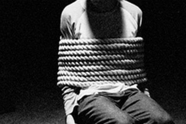  Chủ nợ bắt giữ, đánh “con nợ” nhập viện: Anh Đặng Văn T., SN 1985, trú tại xã Hồng Châu, huyện Yên Lạc, Vĩnh Phúc có vay của người tên Tuấn, SN 1986, làm cầm đồ cho Bùi Văn Dũng (trú xã Hồng Châu, huyện Yên Lạc) số tiền 20 triệu đồng với lãi suất 4.000đ/1triệu/1 ngày. Anh T. có đóng lãi tiếp cho Tuấn được 3 tháng số tiền là 7.200.000 đồng, sau đó không có tiền trả cho Tuấn. Dũng đã bắt giữ anh T., đánh đập nhập viện, ép anh T. phải viết giấy ghi nợ số tiền 50 triệu đồng. Hôm nay, Công an tỉnh Vĩnh Phúc đã khởi tố, bắt tạm giam Hùng và Dũng điều tra về hành vi Bắt, giữ người trái pháp luật. 