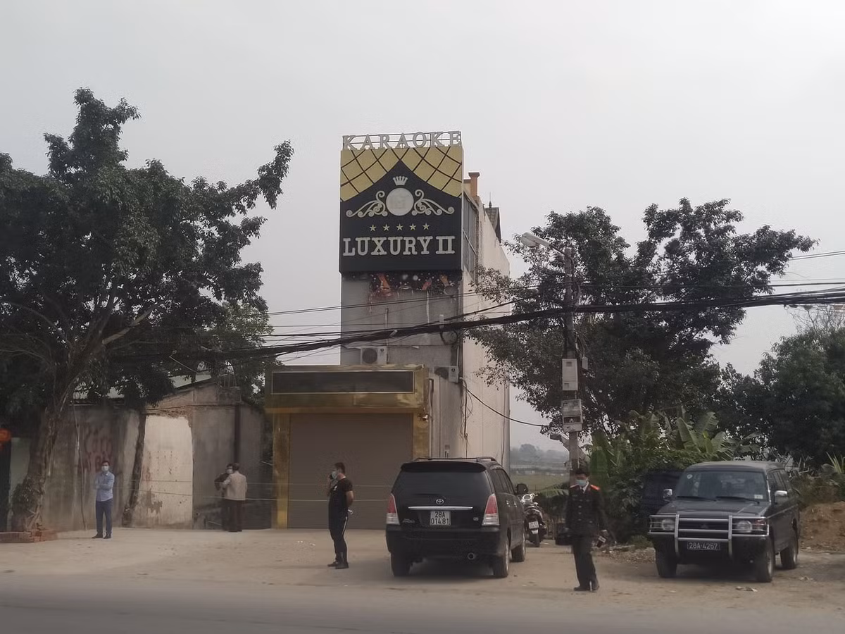 Qúa trình test nhanh ma túy, cơ quan Công an phát hiện 4 người trong nhóm nam nữ nêu trên dương tính với ma túy, đồng thời thu giữ con dao gây án. Hiện vụ xô xát ở quán karaoke 3 người tử vong đang được cơ quan chức năng điều tra, làm rõ. 