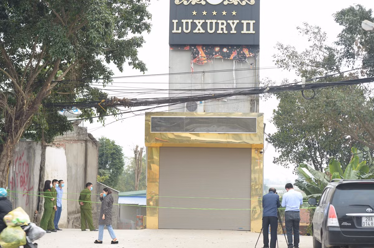 Đến khoảng 19h ngày 21/2, Nguyễn Công Dũng (trong nhóm 14 người) xuống quầy lễ tân của quán để mượn 1 con dao (dạng dao gọt hoa quả) dài khoảng 20cm mang vào phòng hát đâm vào nhiều người. Sau đó, Nguyễn Công Dũng đã dùng dao đâm vào bụng để tự sát. 