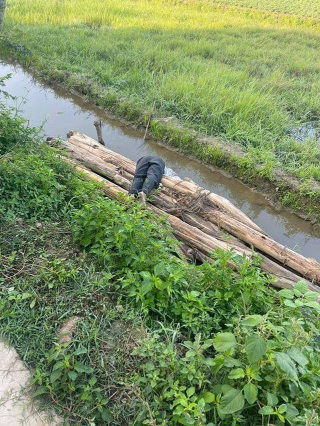  Nghi say rượu, người đàn ông ngã mương nước tử vong: Khoảng 7h ngày 20/2, một số người dân khi lưu thông qua con đường bê tông ở thôn Hòa Bình (xã Duy Phước) thì tá hỏa khi phát hiện ông Võ Thế Cường (43 tuổi, trú thôn Hòa Bình) đã tử vong trong tư thế chúi đầu xuống mương nước. Theo nhiều người dân, ông Cường không có vợ con, sống với ba mẹ già, ông có bệnh thần kinh không ổn định nhưng thường xuyên say rượu. 