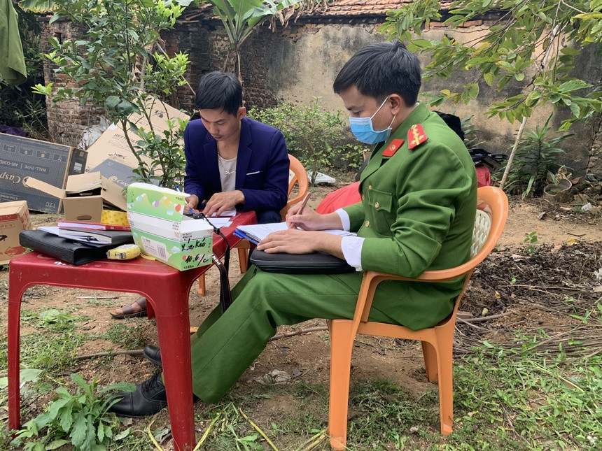  Trồng gần 3.000 cây cần sa, anh túc tại vườn nhà: Ngày 20/2, Công an huyện Việt Yên, tỉnh Bắc Giang cho biết, đang điều tra một vụ trồng trái phép cây cần sa, anh túc trên địa bàn xã Tiên Sơn, huyện Việt Yên. Theo đó, Công an phát hiện một hộ dân ở thôn Hạ Lát trồng cần sa, cây anh túc số lượng lớn. Chủ vườn là anh D.V.C. (35 tuổi, người địa phương) khai nhận đã trực tiếp gieo trồng và chăm sóc gần 3.000 cây cần sa, anh túc. 