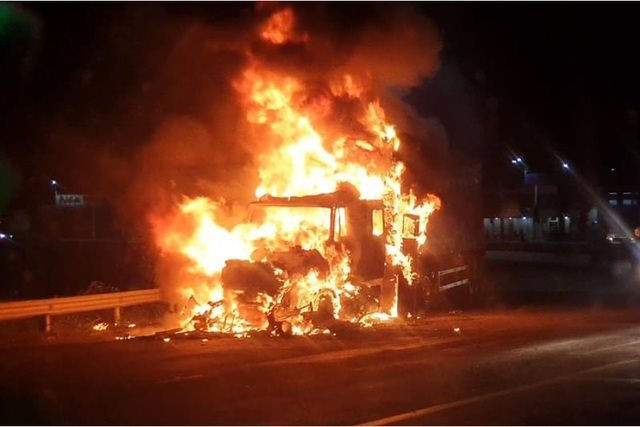  Xe container bất ngờ bốc cháy dữ dội, thiệt hại hàng tỷ đồng: Đêm 19/2, 1 chiếc xe container đang chở mít từ Đồng Nai đi Quảng Ninh do tài xế Nguyễn Văn Châu (48 tuổi) điều khiển thì bất ngờ bị bốc cháy dữ dội khi đến địa bàn phường Phổ Ninh (thị xã Đức Phổ, Quảng Ngãi). Sau khoảng 1h, ngọn lửa mới được dập tắt. Tại hiện trường, đầu kéo bị thiêu rụi toàn bộ, một phần rơ moóc cũng bị hư hỏng nặng. Ước tính thiệt hại vụ cháy là trên 1 tỷ đồng. 