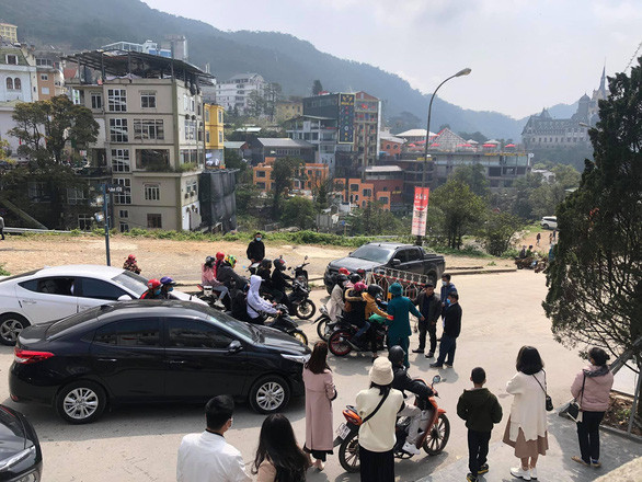  Nam du khách tử vong ở khách sạn: Sáng 20/2, tại một khách sạn ở thị trấn Tam Đảo, tỉnh Vĩnh Phúc phát hiện một du khách là nam giới tử vong trong phòng nghỉ. Ngay sau đó, lực lượng chức năng đã phong tỏa hiện trường, lấy mẫu xét nghiệm COVID-19. Chính quyền Thị trấn Tam Đảo yêu cầu toàn bộ người dân, khách du lịch tạm thời không di chuyển ra khỏi địa bàn thị trấn cho đến khi có thông báo mới. 