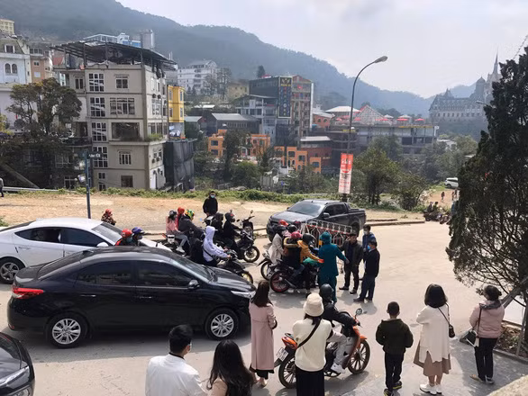  Nam du khách tử vong ở khách sạn: Sáng 20/2, tại một khách sạn ở thị trấn Tam Đảo, tỉnh Vĩnh Phúc phát hiện một du khách là nam giới tử vong trong phòng nghỉ. Ngay sau đó, lực lượng chức năng đã phong tỏa hiện trường, lấy mẫu xét nghiệm COVID-19. Chính quyền Thị trấn Tam Đảo yêu cầu toàn bộ người dân, khách du lịch tạm thời không di chuyển ra khỏi địa bàn thị trấn cho đến khi có thông báo mới. 