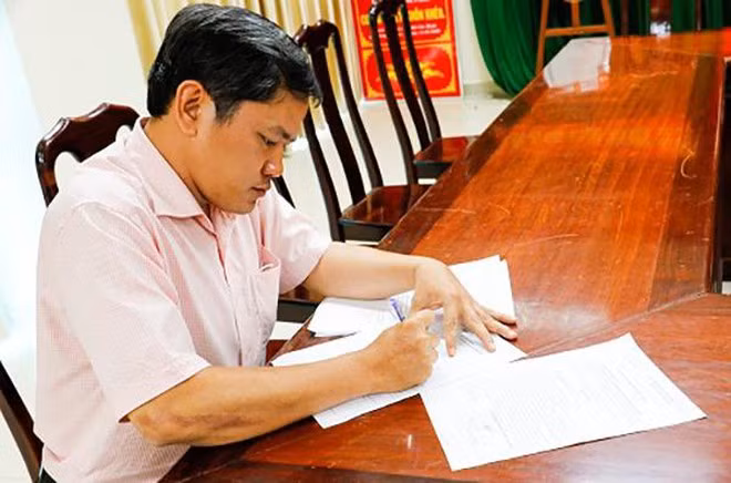  Nguyên Đội phó đội kiểm tra thuế bị khởi tố: Ngày 24/2, Công an TP Cần Thơ đã khởi tố bị can, cấm đi khỏi nơi cư trú đối với Nguyễn Xuân Huy (SN 1980), nguyên Đội phó Đội kiểm tra thuế 1 thuộc Chi cục thuế quận Ninh Kiều về tội “Lạm dụng chức vụ, quyền hạn chiếm đoạt tài sản”. Trong năm 2020, Huy phát hiện nhiều doanh nghiệp thực hiện kê khai kế toán trong hoạt động kinh doanh không đúng quy định, Huy đã ra giá số tiến từ 50 - 100 triệu đồng để bỏ qua sai phạm của doanh nghiệp. 