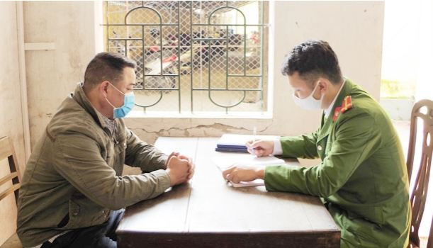  Thuê xe tải từ Nghệ An sang Hà Tĩnh trộm bò: Nguyễn Văn Hoàng (SN 1984, trú tại xã Nghi Kiều, huyện Nghi Lộc, tỉnh Nghệ An) đã thuê xe tải từ Nghệ An sang huyện Nghi Xuân, tỉnh Hà Tĩnh để trộm một con bò tại xã Xuân Viên của một hộ dân đang thả ngoài đồng. Sau khi chở bò về Nghi Lộc, Hoàng bán còn bò trên cho một cơ sở chăn nuôi nhỏ lẻ với số tiền 20 triệu đồng. Hôm nay, Công an huyện huyện Nghi Xuân đang tạm giữ Hoàng về hành vi trộm cắp tài sản. 