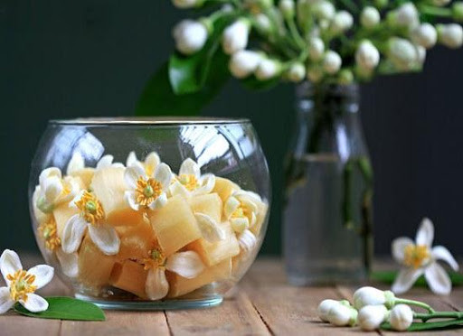 Trong đó, lá, hoa, vỏ quả bưởi là nguyên liệu cần thiết trong các bài thuốc Đông y. Lá, hoa bưởi đều chứa tinh dầu nên thường được dùng để xông giải cảm.