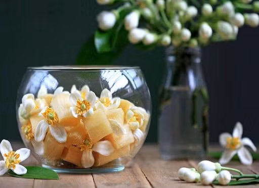 Trong đó, lá, hoa, vỏ quả bưởi là nguyên liệu cần thiết trong các bài thuốc Đông y. Lá, hoa bưởi đều chứa tinh dầu nên thường được dùng để xông giải cảm.