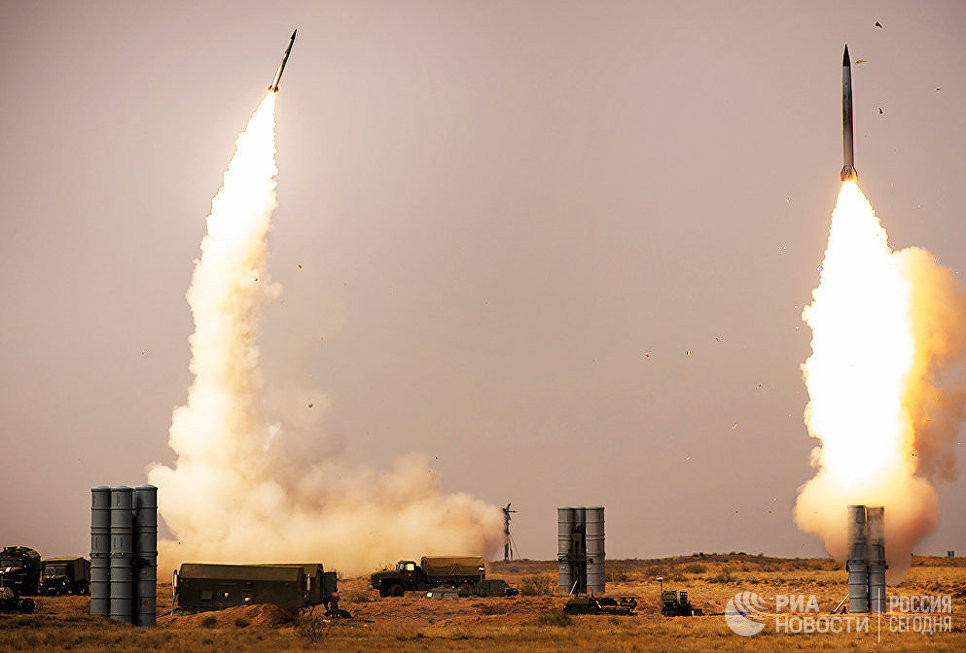 S-400 được coi là hệ thống phòng không/phòng thủ tên lửa hiện đại nhất hành tinh hiện nay, do Cục thiết kế TW Almaz (Nga) phát triển từ những năm 1990 trên cơ sở nâng cấp sâu rộng hệ thống tên lửa S-300 danh tiếng thời Liên Xô. So với S-300 hay Patriot PAC-2/3 của Mỹ, S-400 Triumf vượt xa mọi mặt về thông số kỹ thuật chiến đấu và nhiều vấn đề khác, nó được quảng cáo là có thể bắn xa tới 400km, tiêu diệt được mọi loại mục tiêu trên không, bao gồm cả tên lửa đạn đạo. Nguồn ảnh: RIA