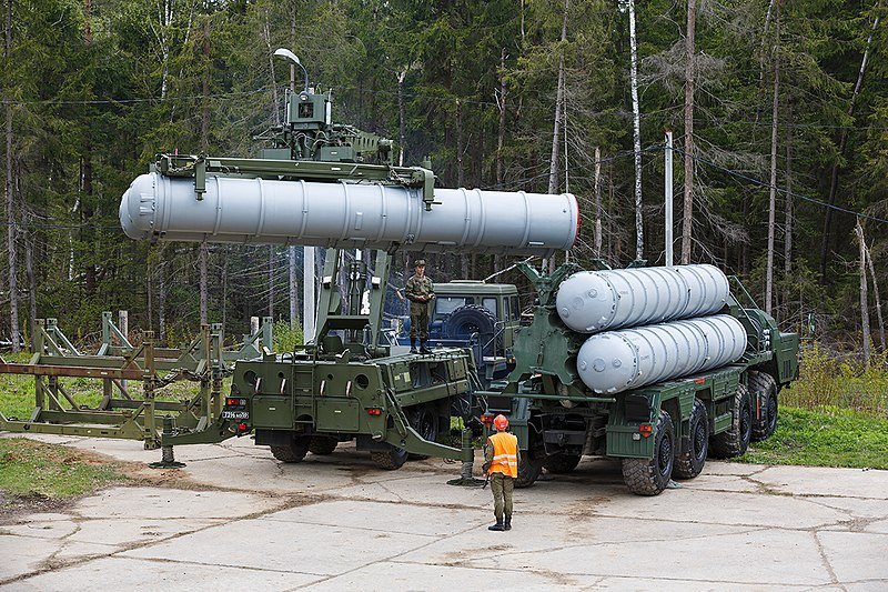 Thế nhưng, có một điều gần đây người ta mới tiết lộ rõ ràng, dù được đưa vào phục vụ từ tháng 4/2007, hệ thống tên lửa S-400 tới nay vẫn chưa thực sự hoàn thiện, nó chưa đạt đủ 100% sức chiến đấu theo quảng cáo của Nga. Cụ thể, loại đạn tên lửa 400km của S-400 mang mã hiệu 40N6 còn đang trong giai đoạn thử nghiệm. Nó chưa bao giờ được trang bị cho các tổ hợp S-400 đang hoạt động tại Nga và Syria. Nguồn ảnh: Wikipedia