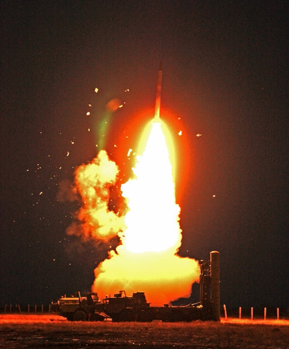 Những tiểu đoàn S-400 đầu tiên được trang bị cho Quân đội Nga từ năm 2007 và đến nay chúng bắt đầu được cho phép xuất khẩu khi nhu cầu trong nước đã ổn. Theo một số nguồn tin, đơn giá cơ bản của một tiểu đoàn S-400 vào khoảng 400 triệu USD. Hiện đã có Belarus, Trung Quốc, Algeria và Ấn Độ đặt mua. Nguồn ảnh: ABS