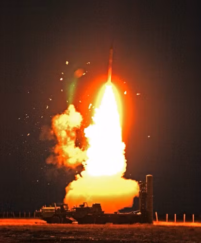 Những tiểu đoàn S-400 đầu tiên được trang bị cho Quân đội Nga từ năm 2007 và đến nay chúng bắt đầu được cho phép xuất khẩu khi nhu cầu trong nước đã ổn. Theo một số nguồn tin, đơn giá cơ bản của một tiểu đoàn S-400 vào khoảng 400 triệu USD. Hiện đã có Belarus, Trung Quốc, Algeria và Ấn Độ đặt mua. Nguồn ảnh: ABS