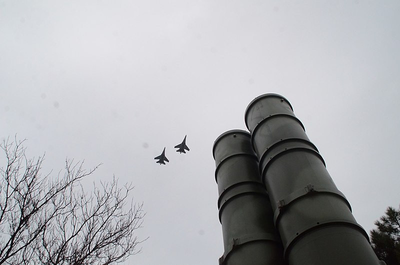 Theo nhà sản xuất, S-400 có khả năng phát hiện mục tiêu cách tới 600km, có thể đánh chặn đồng thời 80 mục tiêu với số tên lửa cùng lúc triển khai 160 quả trong khi thời gian triển khai tác chiến chỉ mất 3 phút, trần bắn mục tiêu từ 5m tới 185km. Nguồn ảnh: Wikipedia